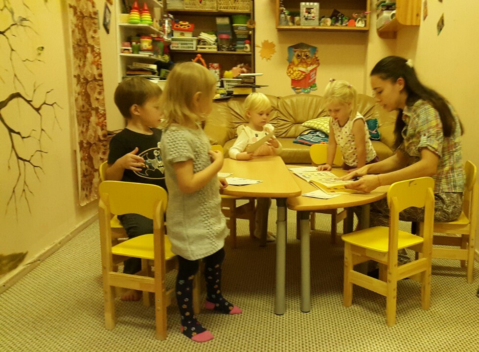 Детский психолог Екатерина Фролова проводит занятия с детьми